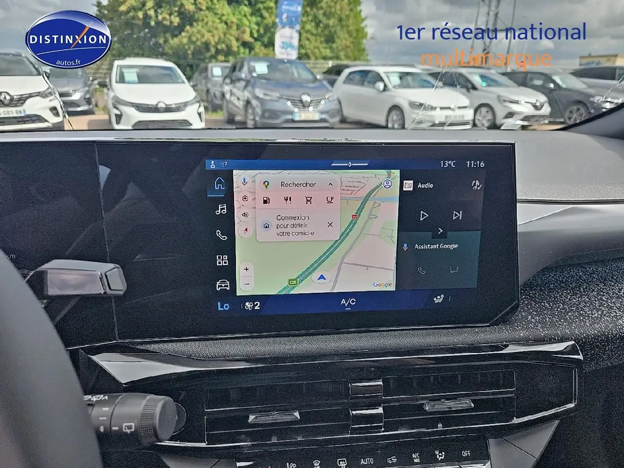 Vue intérieure centrée sur l'écran tactile multifonction 10,1 pouces de la Renault Clio VI gris rafale, avec tableau de bord noir.