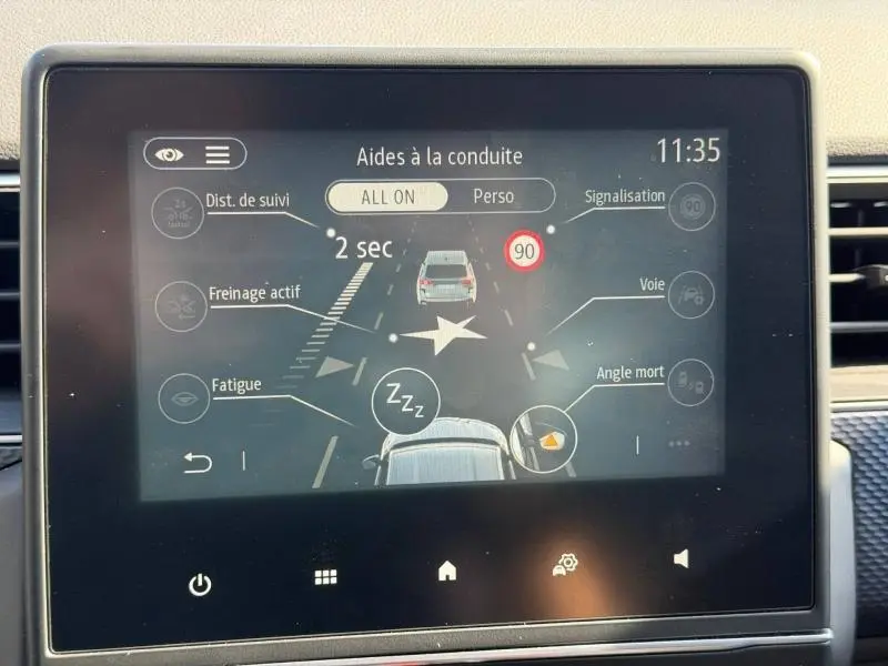 Écran tactile intérieur montrant les aides à la conduite du Renault Arkana 2025 en mode essence hybride gris métallique.