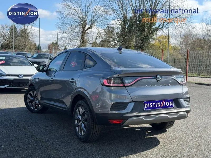 Vue 3/4 arrière droite d'un Renault Arkana gris métallisé 2025 avec feux arrière LED et toit plongeant.