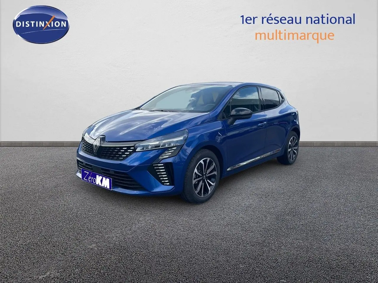 Renault Clio TCe 90ch Techno bleu Iron Metal vue 3/4 avant droit sur fond neutre avec jantes bi-ton.