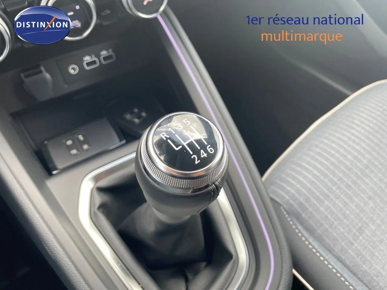 Le levier de vitesses manuel de la Renault Clio TCE 90CH TECHNO 2025, avec console et siège côté droit visibles.