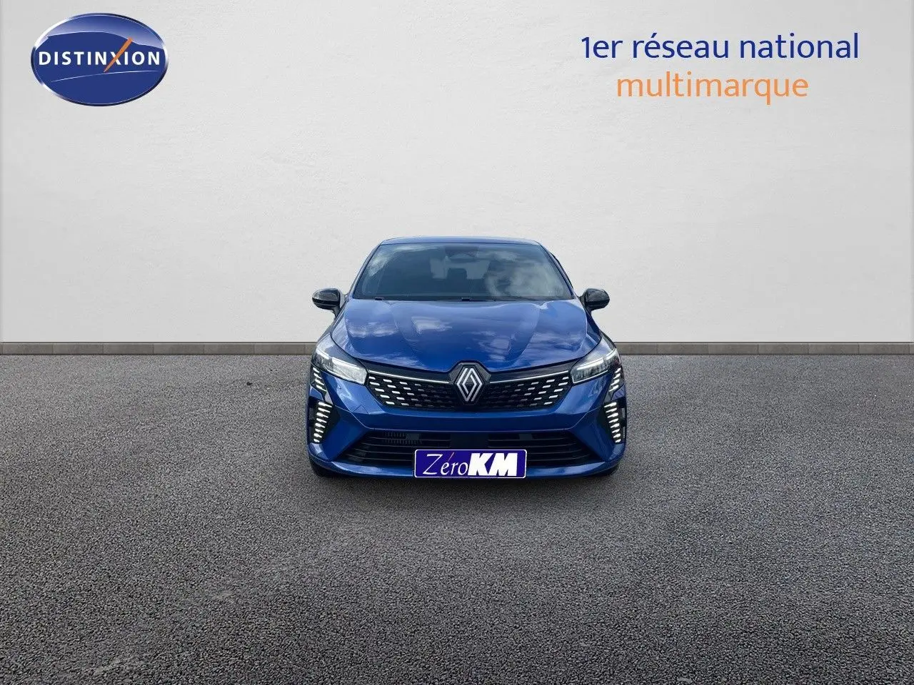 Renault Clio TCE 90CH TECHNO bleu Iron Metal vue de face avec calandre et feux LED distinctifs.
