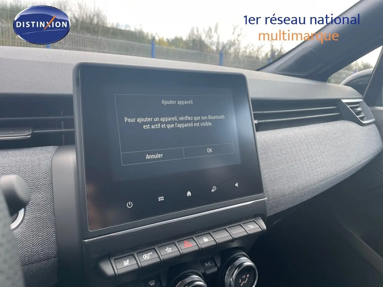 Tableau de bord de Renault Clio 2025 avec écran tactile affichant la connexion Bluetooth, ambiance intérieure moderne.
