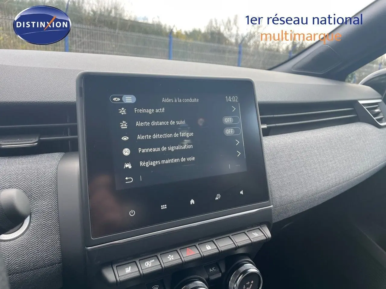 Tableau de bord de Renault Clio TCe 90ch Techno 2025 montrant l'écran central des aides à la conduite en intérieur.