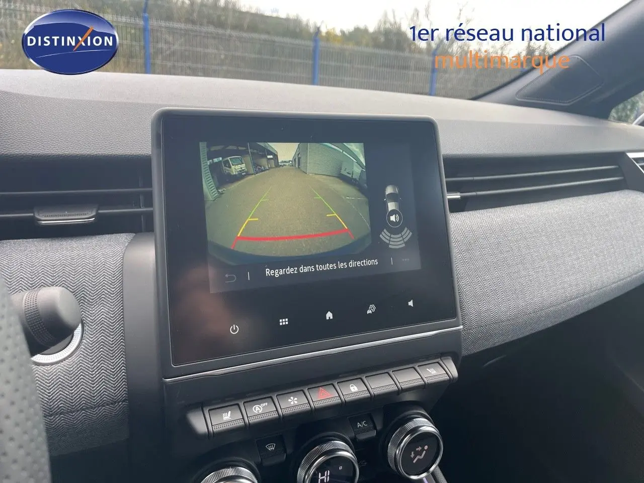 Vue intérieure du tableau de bord de la Renault Clio TCe 90ch Techno 2025 avec écran de caméra de recul allumé.