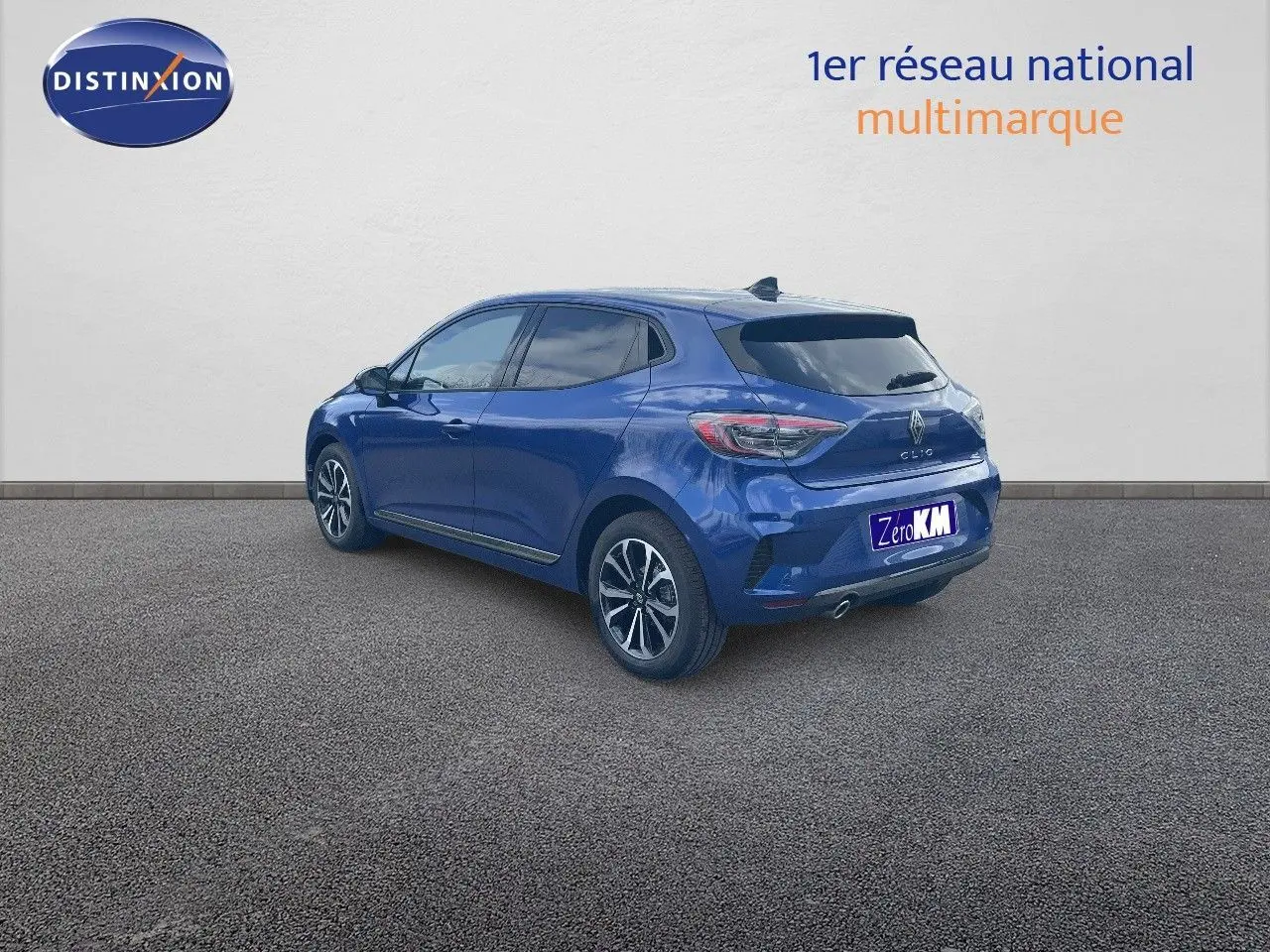 Vue 3/4 arrière droite d'une Renault Clio TCe 90ch Techno bleu iron metal avec jantes bi-ton et vitres teintées.