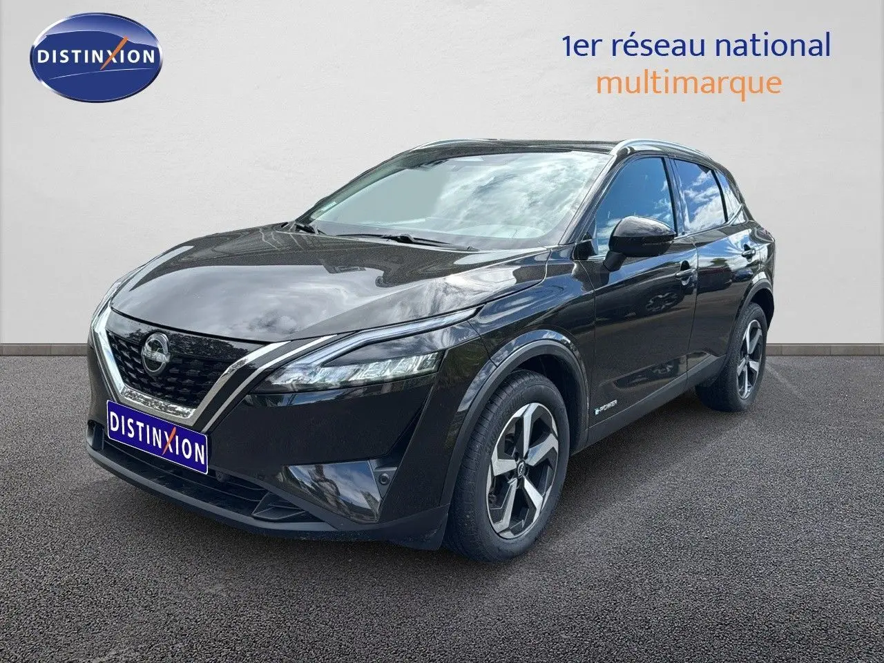 Nissan Qashqai noir 2024 en 3/4 avant droit, avec calandre chromée et jantes bi-ton distinctives.