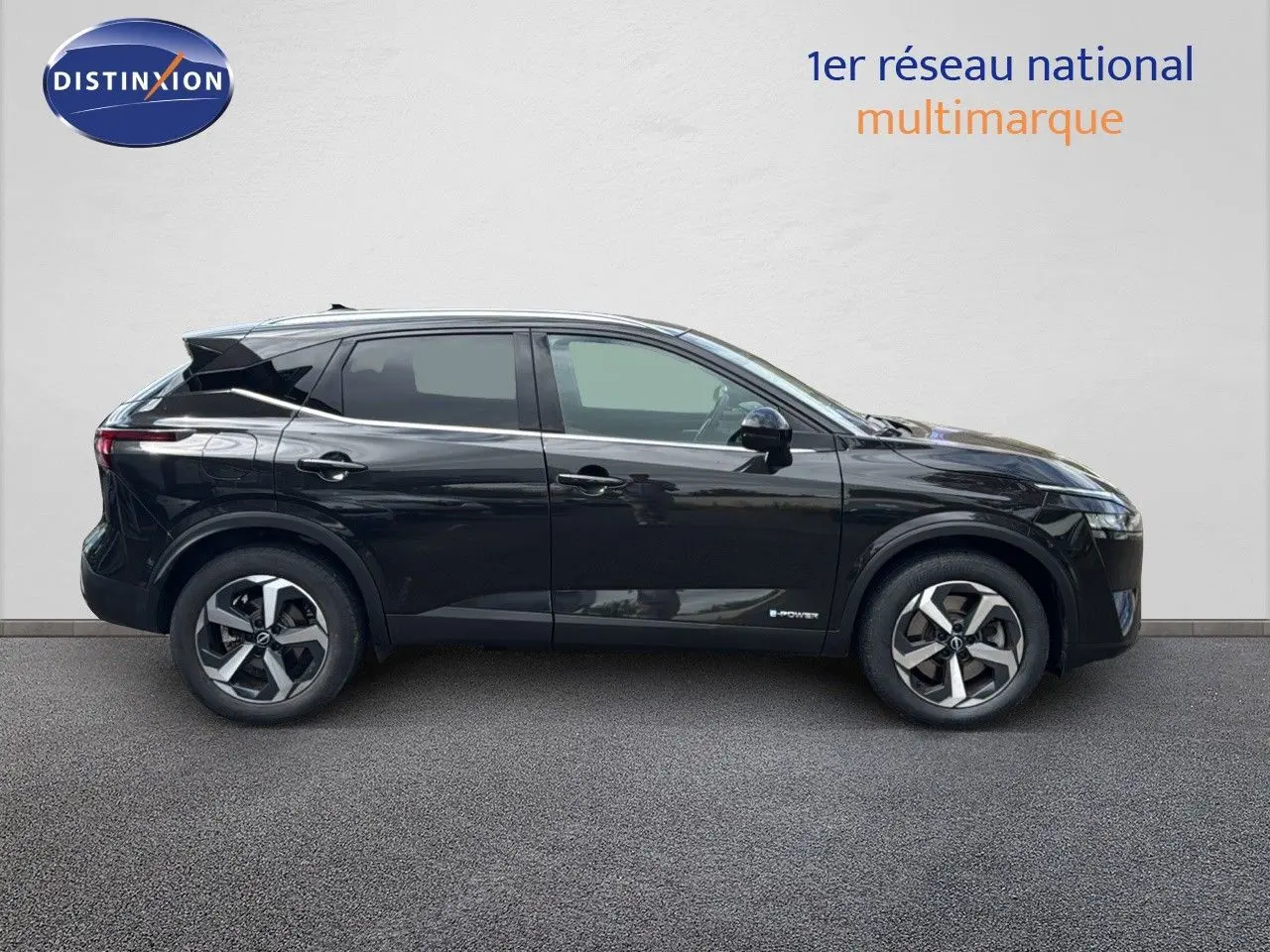 Profil côté gauche du Nissan Qashqai 2024 noir e-Power avec jantes bi-ton et vitres teintées.