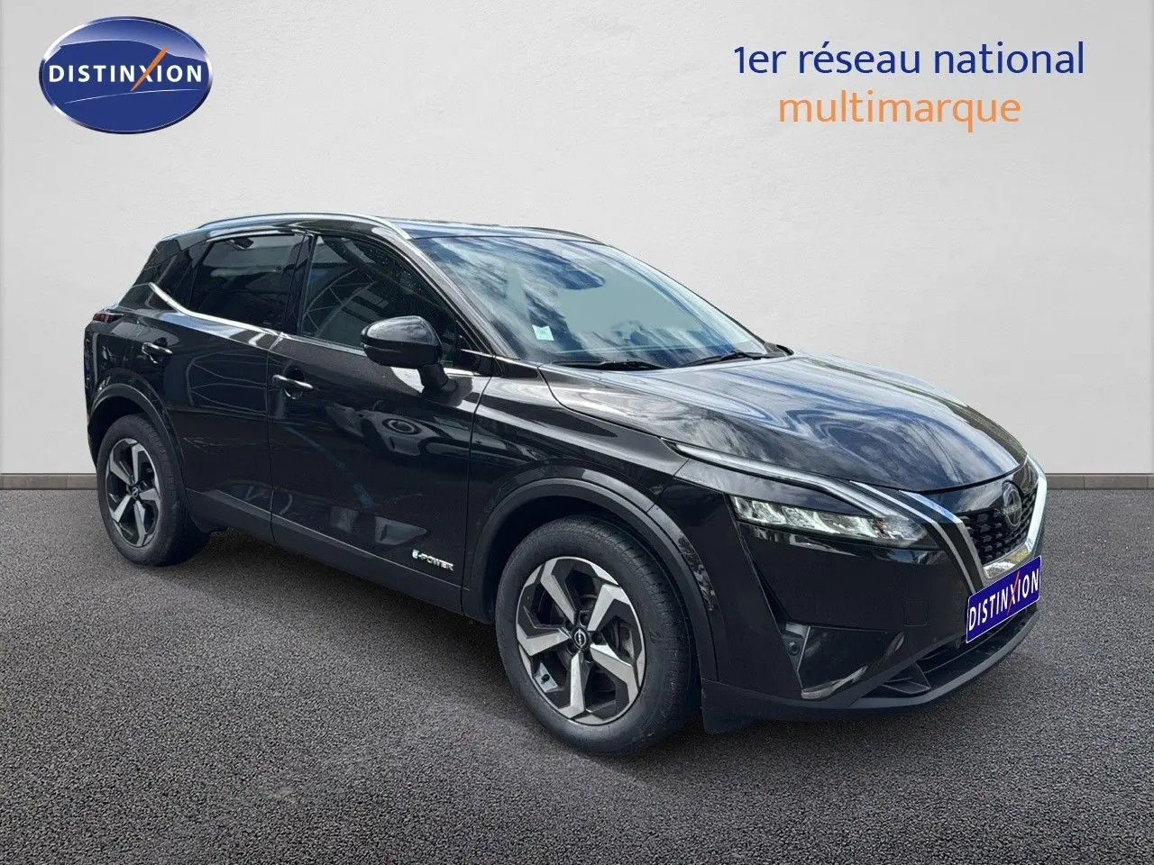 Nissan Qashqai 1.5 e-Power noir en 3/4 avant droit, avec jantes bi-ton et calandre V-Motion distinctive.