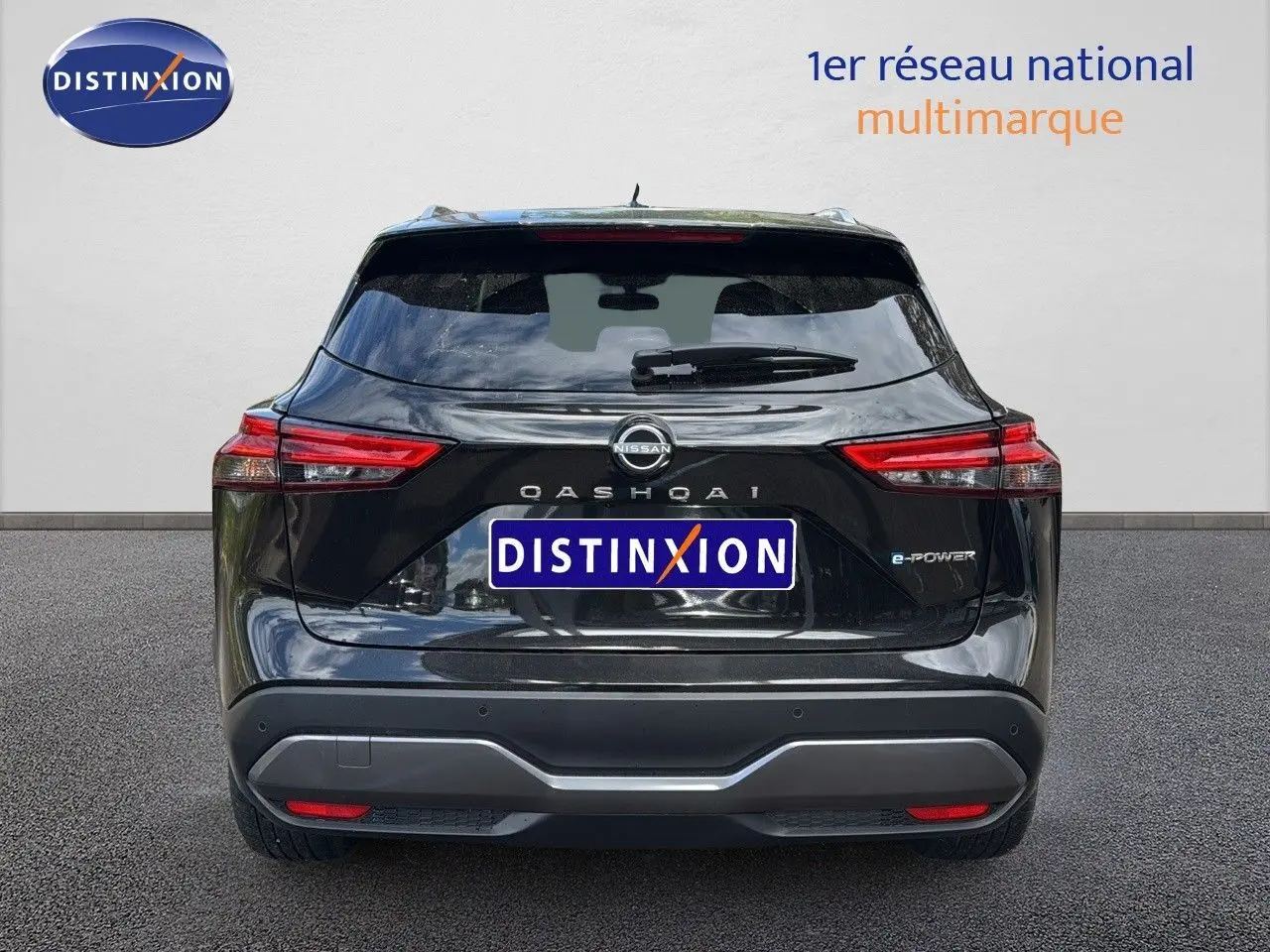 Vue arrière d'un Nissan Qashqai noir 2024 version 1.5 e-Power avec logo e-Power et feux arrière allongés.