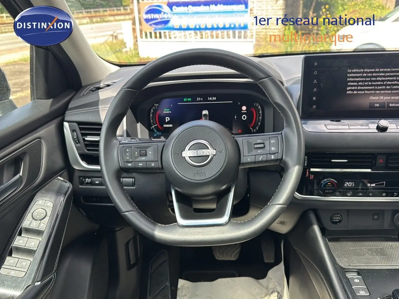 Intérieur du Nissan Qashqai 2024 1.5 e-Power, vue centrée sur le volant et tableau de bord numérique noir.