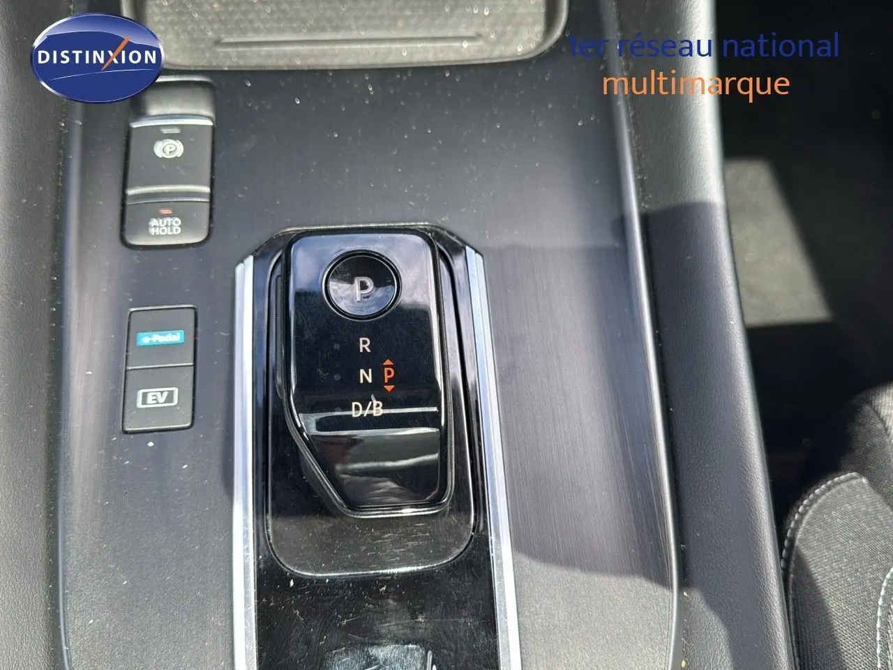 Gros plan sur la console centrale du Nissan Qashqai noir 2024, mettant en valeur la commande de boîte automatique et les boutons EV et e-Pedal.