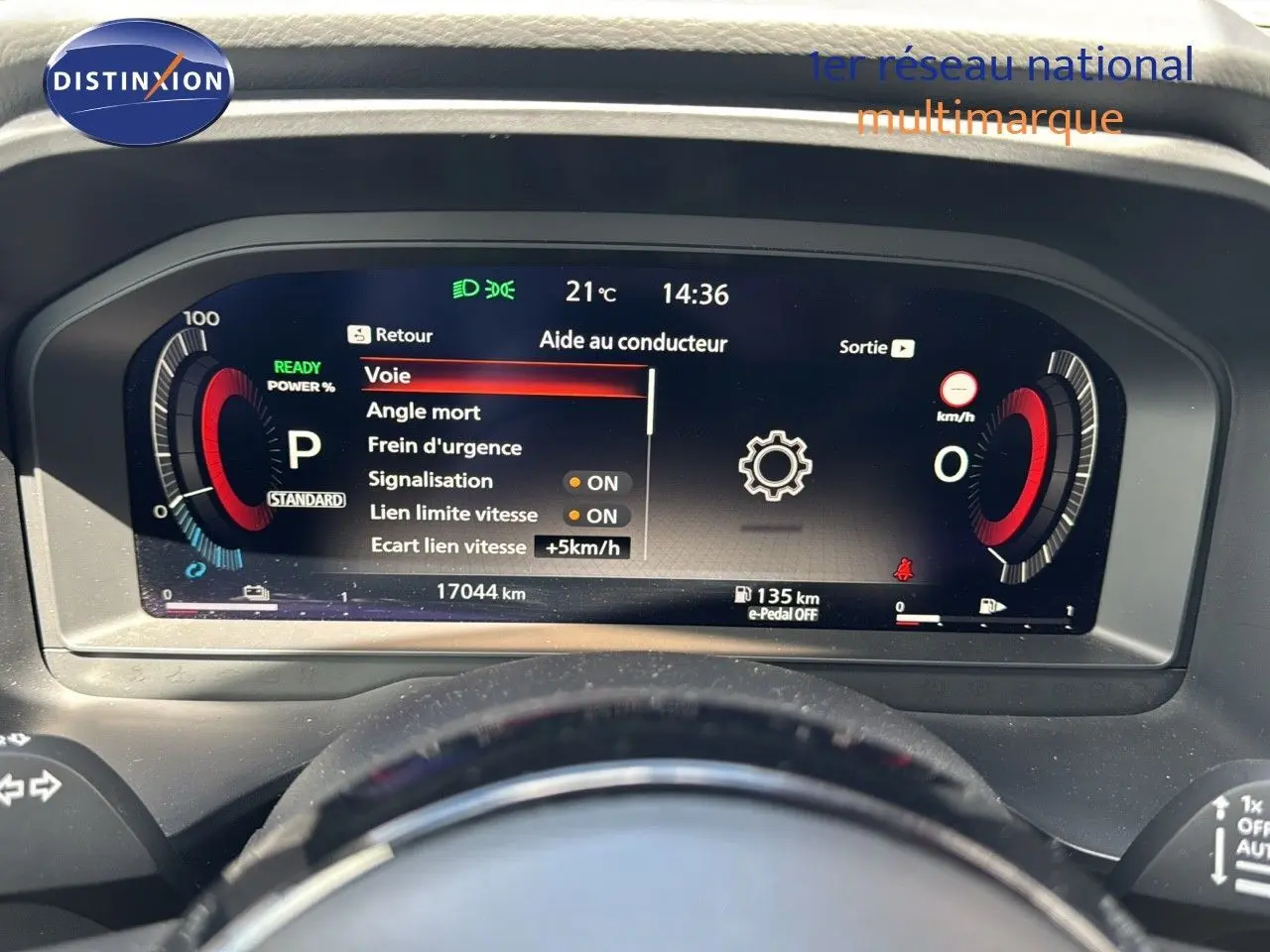 Tableau de bord numérique du Nissan Qashqai 1.5 e-Power 2024 affichant les aides à la conduite et la vitesse à l'arrêt.