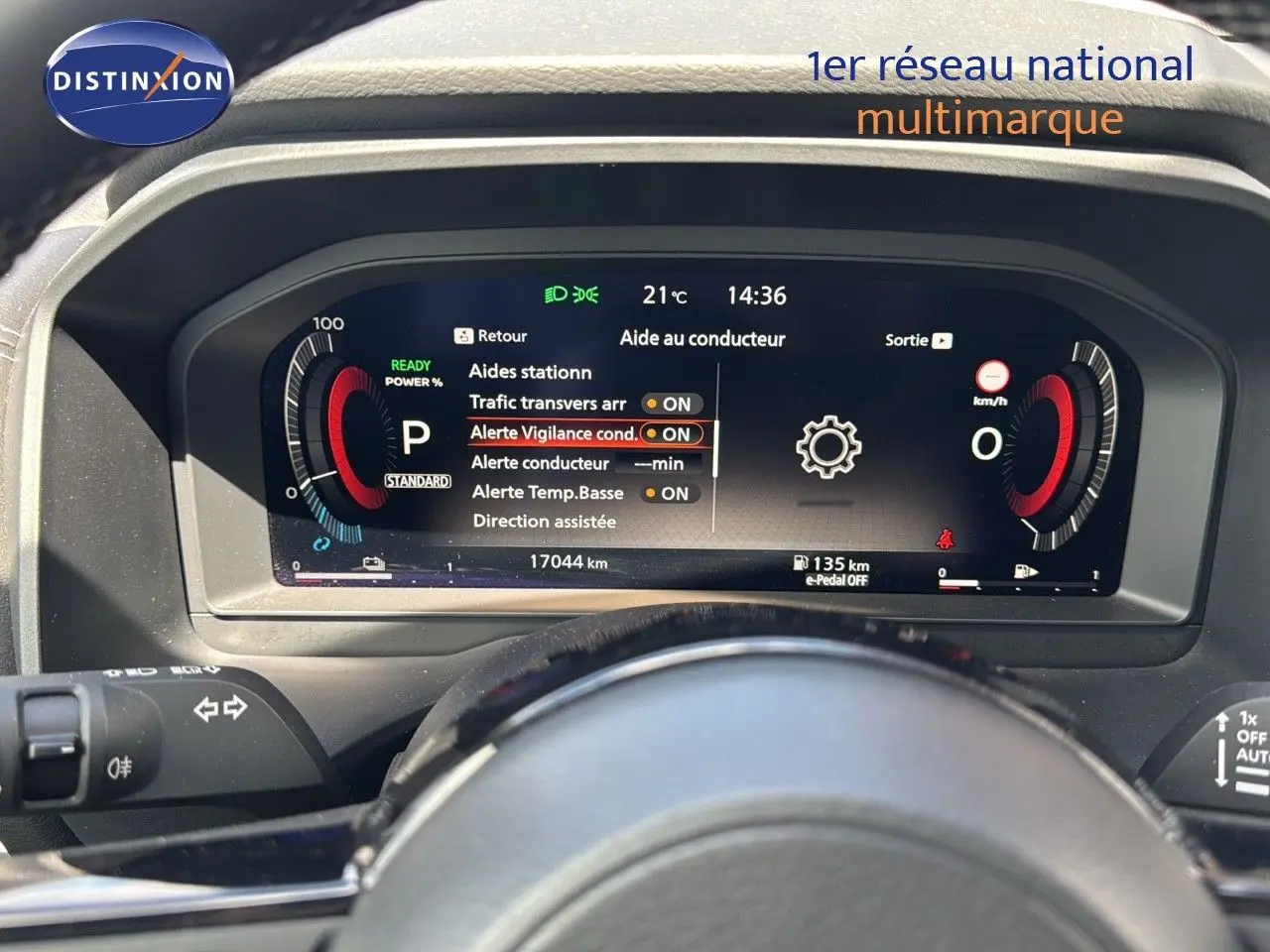 Tableau de bord numérique du Nissan Qashqai 2024 affichant les aides à la conduite et la vitesse à l'arrêt.