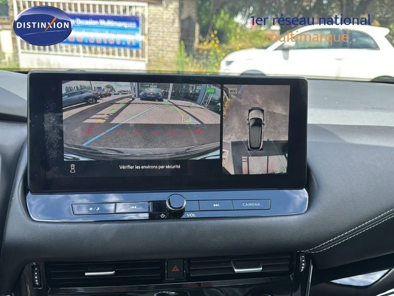 Écran central du Nissan Qashqai 2024 montrant la caméra de recul et la vue à 360° dans un intérieur noir moderne.