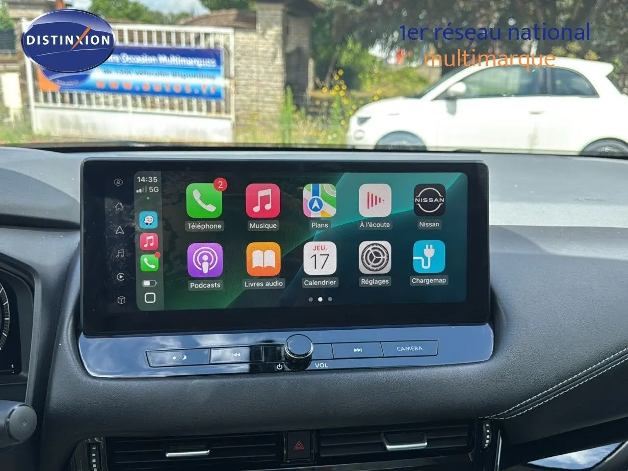Écran tactile central du tableau de bord du Nissan Qashqai noir 2024 affichant des applications connectées.