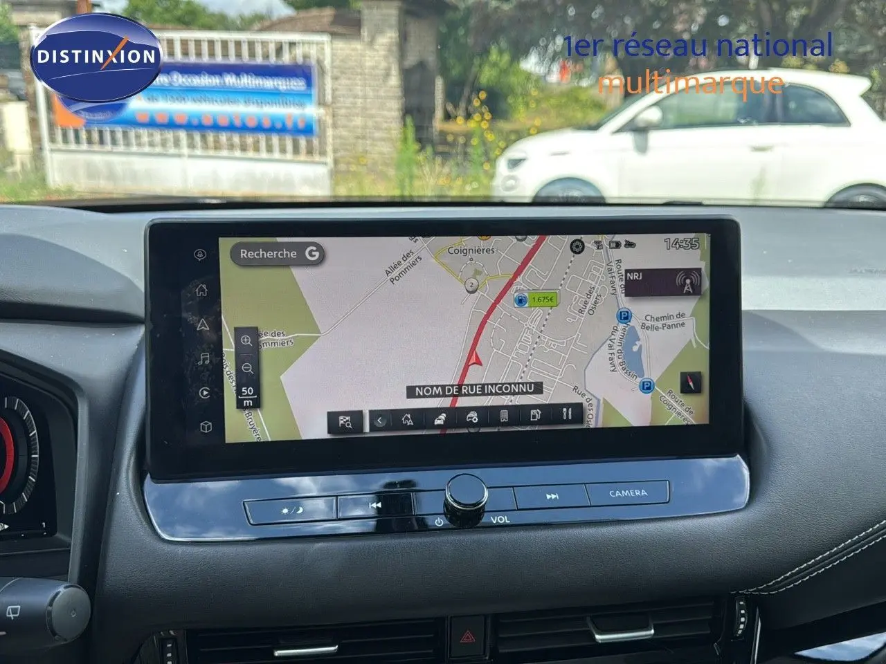 Vue intérieure du tableau de bord du Nissan Qashqai 2024 avec écran tactile affichant un GPS en navigation.
