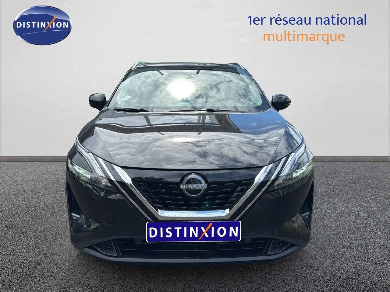 Vue frontale d'un Nissan Qashqai 2024 noir avec calandre chromée et logo Nissan bien visible.