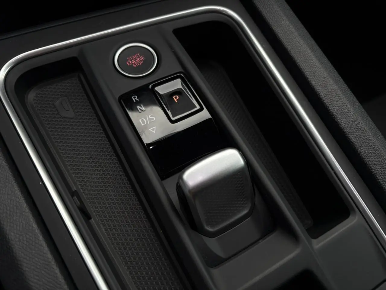 Gros plan sur la console centrale de la SEAT LEON 1.5 e-TSI 150 DSG7 FR, montrant le levier de vitesse automatique et le bouton Start/Stop.