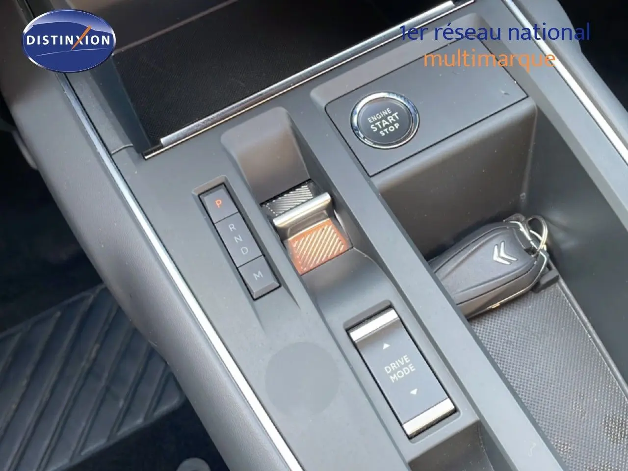 Vue rapprochée de la console centrale du Citroën C5 Aircross bleu Eclipse Metal, avec bouton start/stop et levier de vitesses automatique.