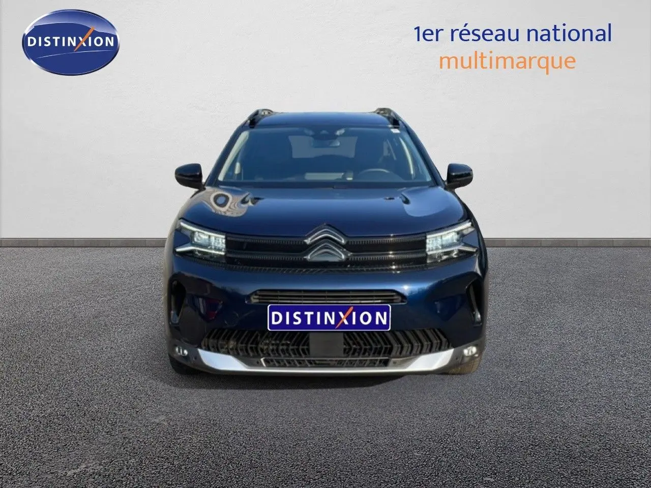 Vue frontale d'un Citroën C5 Aircross 2025 bleu Eclipse Metal avec calandre noire et détails chromés.