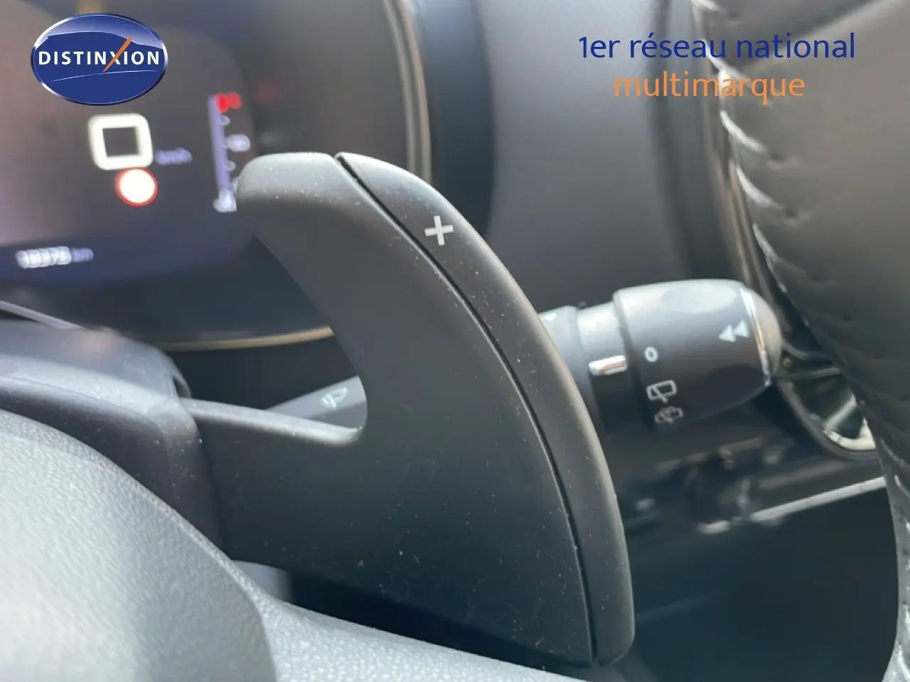 Gros plan sur la palette de changement de vitesse au volant d'un Citroën C5 Aircross bleu Eclipse Metal, intérieur noir.