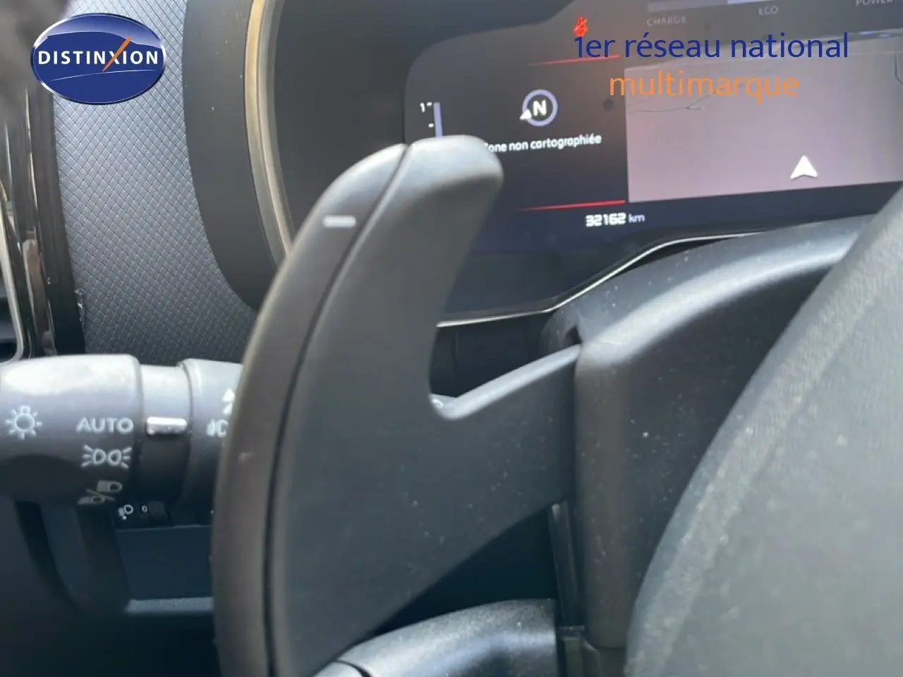 Gros plan sur la palette de changement de vitesse côté droit du tableau de bord du Citroën C5 Aircross bleu Eclipse Metal.