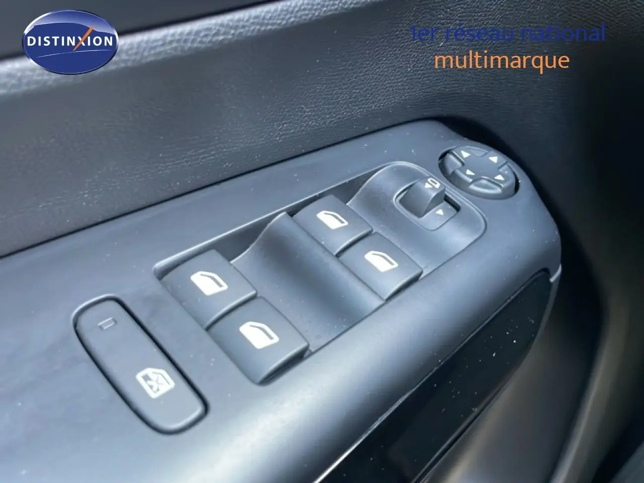 Gros plan sur les commandes des vitres électriques et rétroviseurs côté gauche d’un Citroën C5 Aircross bleu Eclipse Metal.