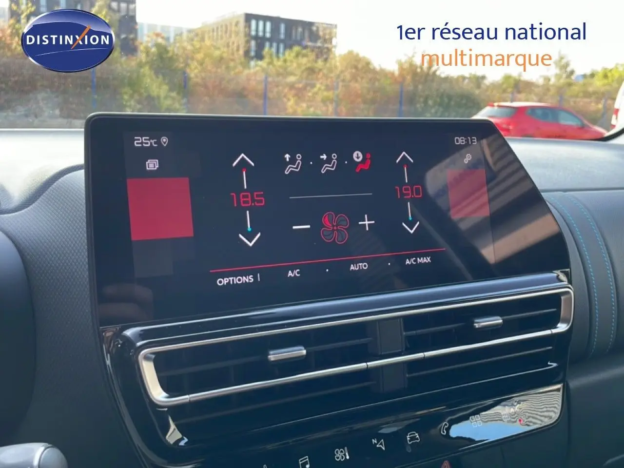 Écran tactile central du tableau de bord du Citroën C5 Aircross bleu Eclipse Metal, affichant la climatisation digitale.