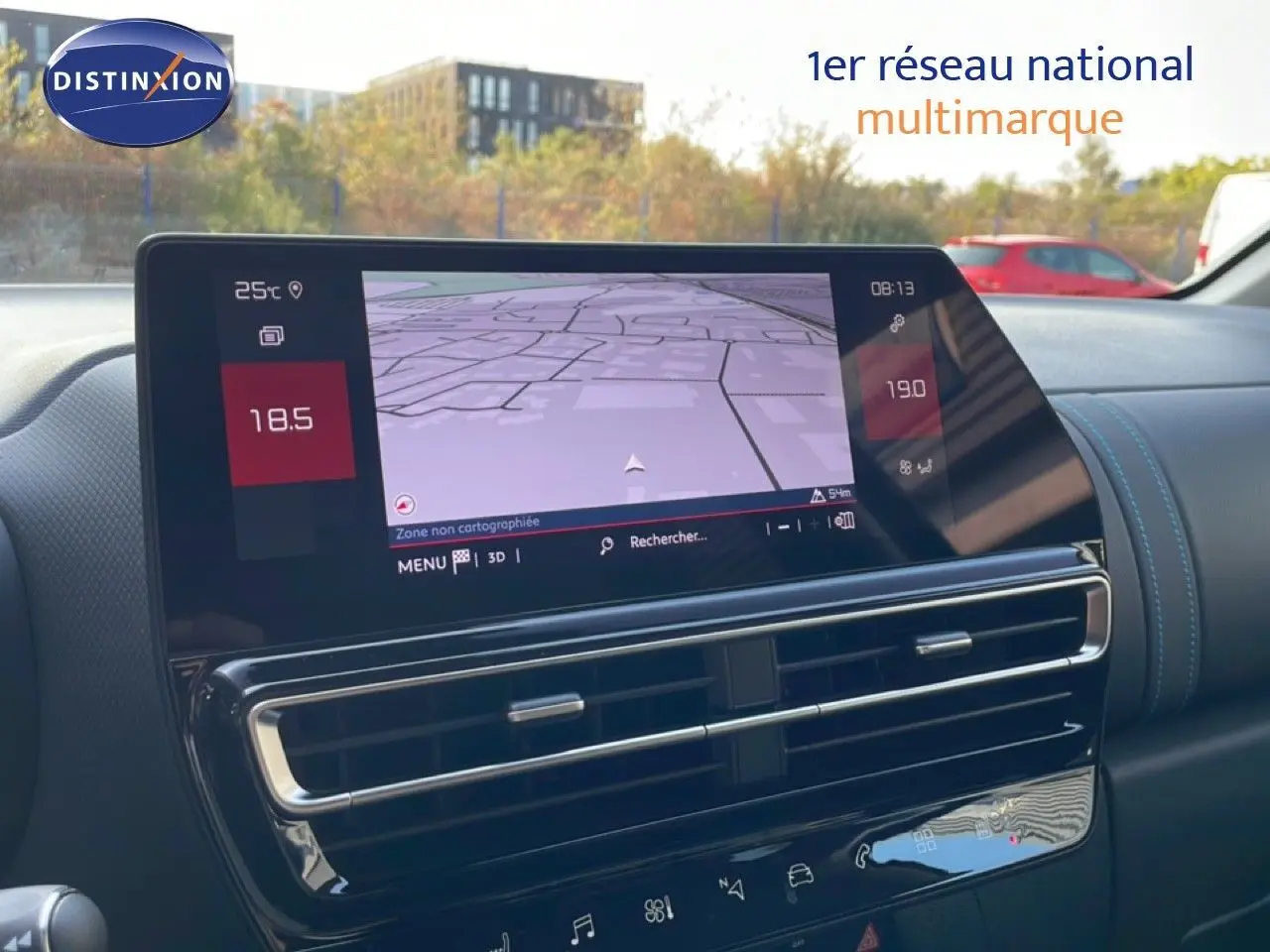 Vue rapprochée de l’écran tactile central avec navigation, tableau de bord bleu Eclipse Métal du Citroën C5 Aircross 2025.