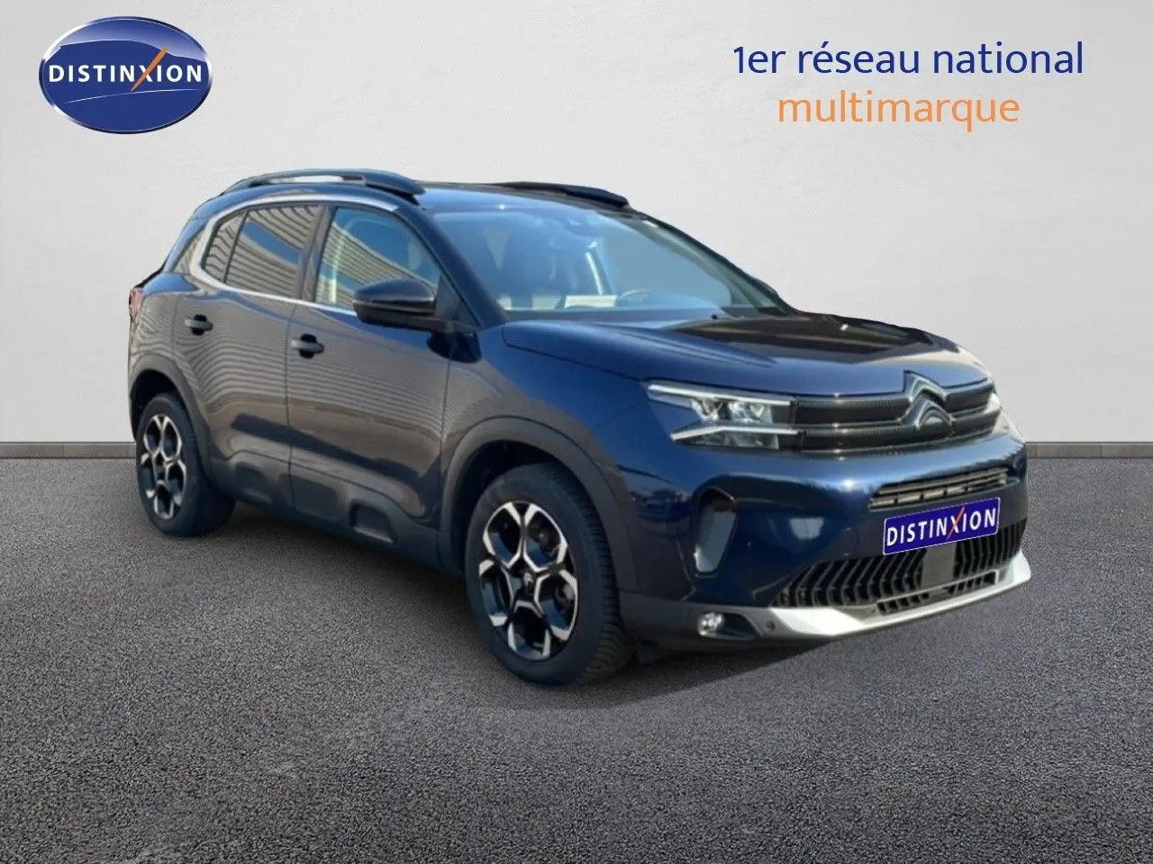 Citroën C5 Aircross bleu Eclipse métal en 3/4 avant droit avec jantes bi-ton et toit noir contrasté.