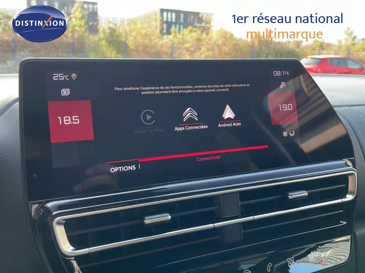 Écran tactile central du tableau de bord du Citroën C5 Aircross bleu Eclipse Metal, affichant les options connectées.