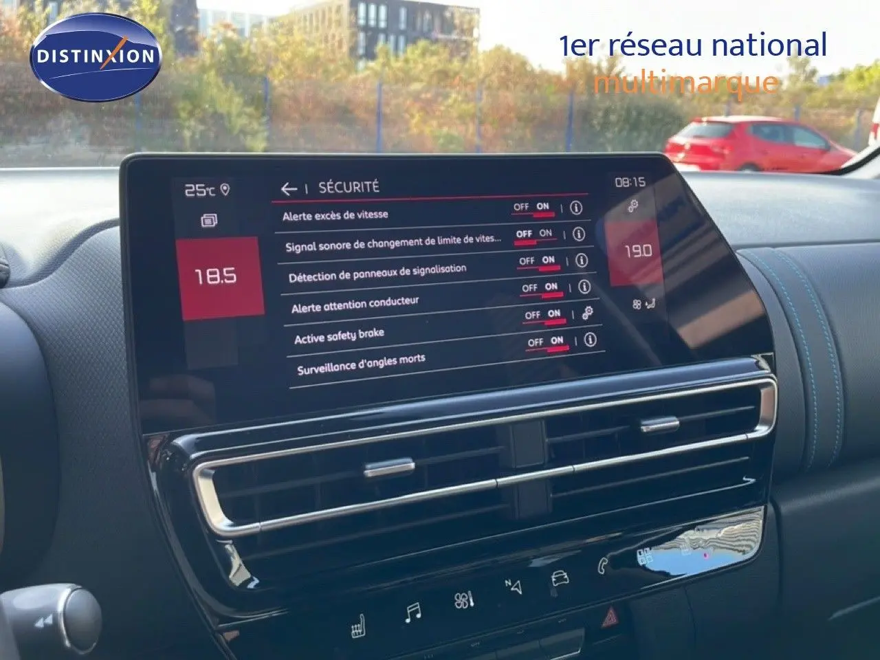 Vue rapprochée de l’écran tactile central du tableau de bord du Citroën C5 Aircross bleu Eclipse Metal, affichant les réglages de sécurité.