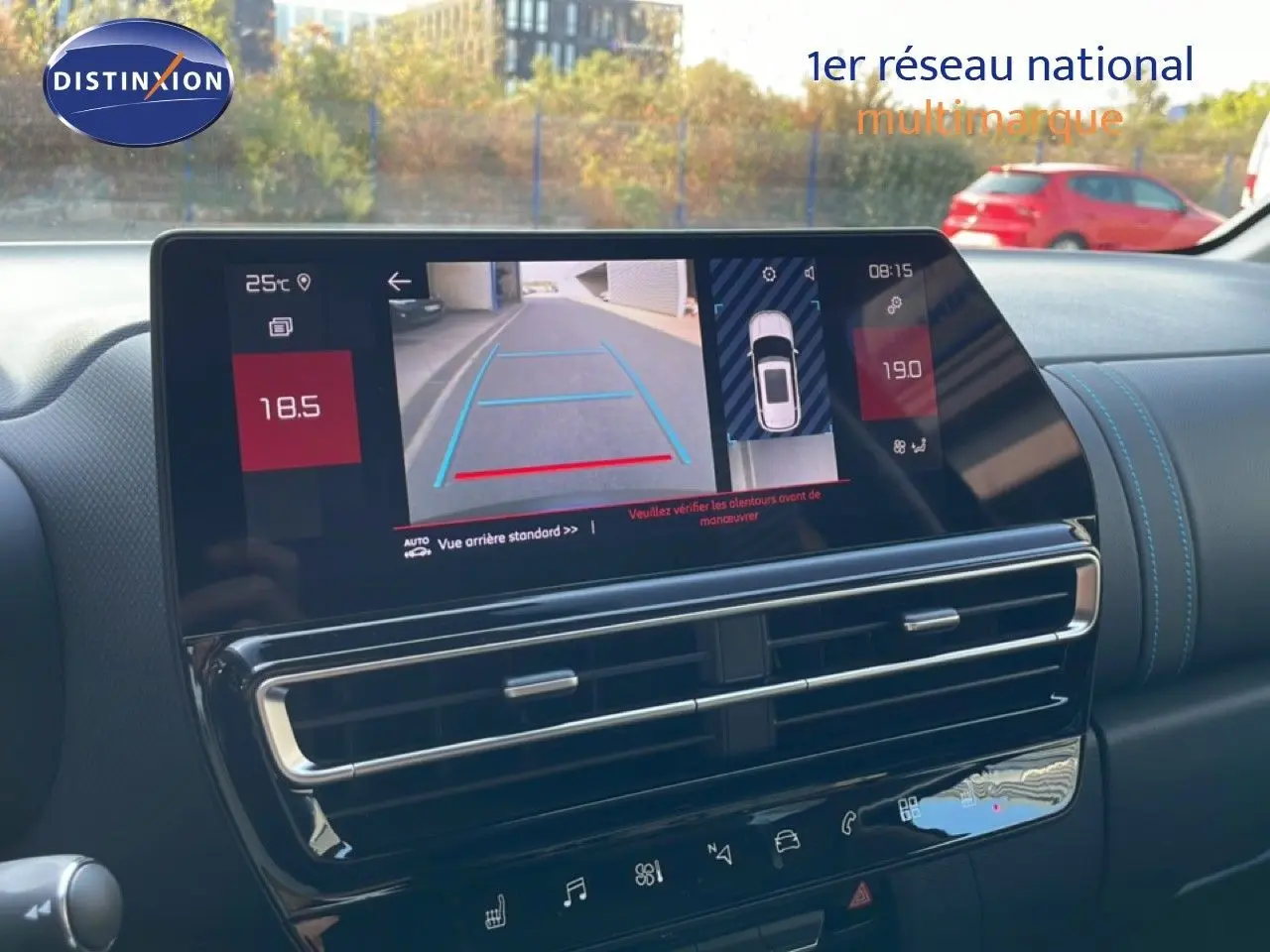 Vue intérieure du tableau de bord du Citroën C5 Aircross bleu Eclipse Metal, écran tactile affichant la caméra de recul.