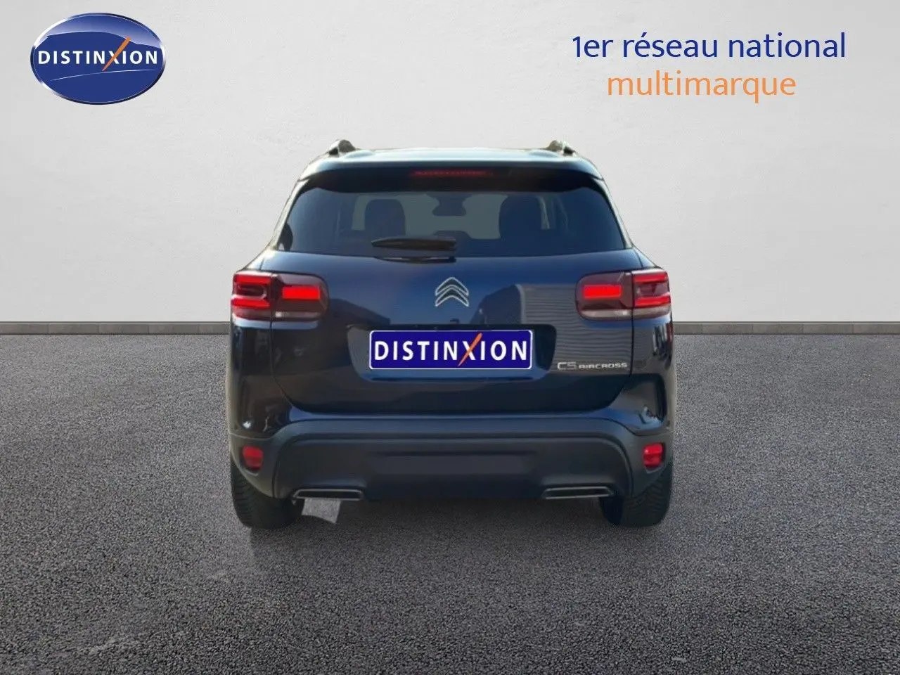 Vue arrière d'un Citroën C5 Aircross 2025 bleu Eclipse Metal avec feux LED et double sortie d'échappement intégrée.