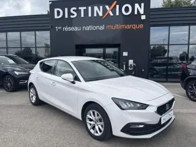 SEAT Leon IV blanc vue 3/4 avant droit, jantes alliage 16 pouces, devant concession Distinxion multimarque.