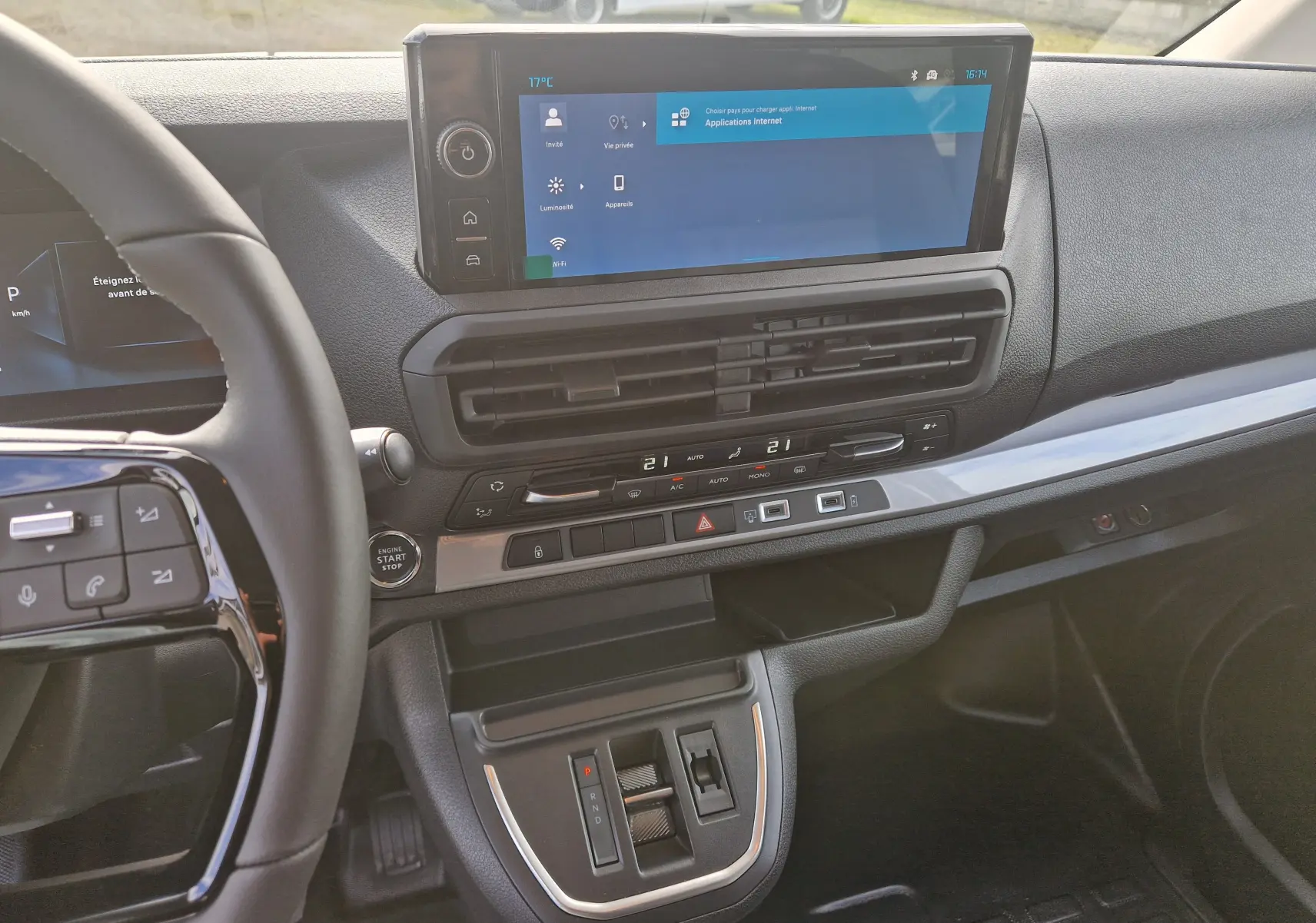 Intérieur du Citroën Jumpy XL gris titane, vue du tableau de bord avec écran tactile et commandes climatisation visibles.