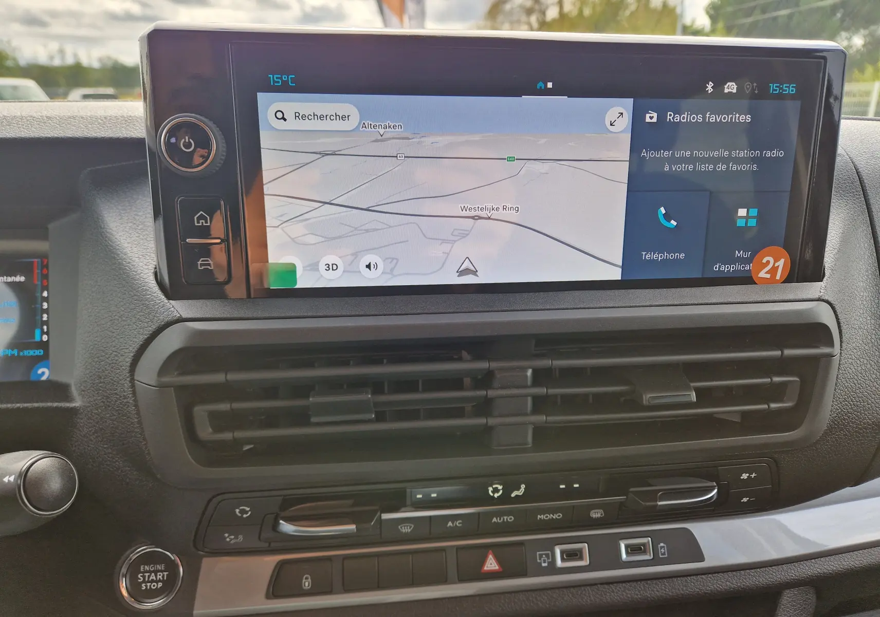 Vue rapprochée de l'écran tactile central et des commandes de climatisation du Citroën Jumpy XL gris titane.
