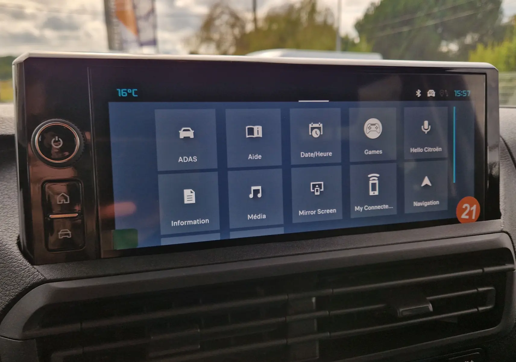 Écran tactile central du Citroën Jumpy XL gris titane, affichant le menu principal avec options connectées.