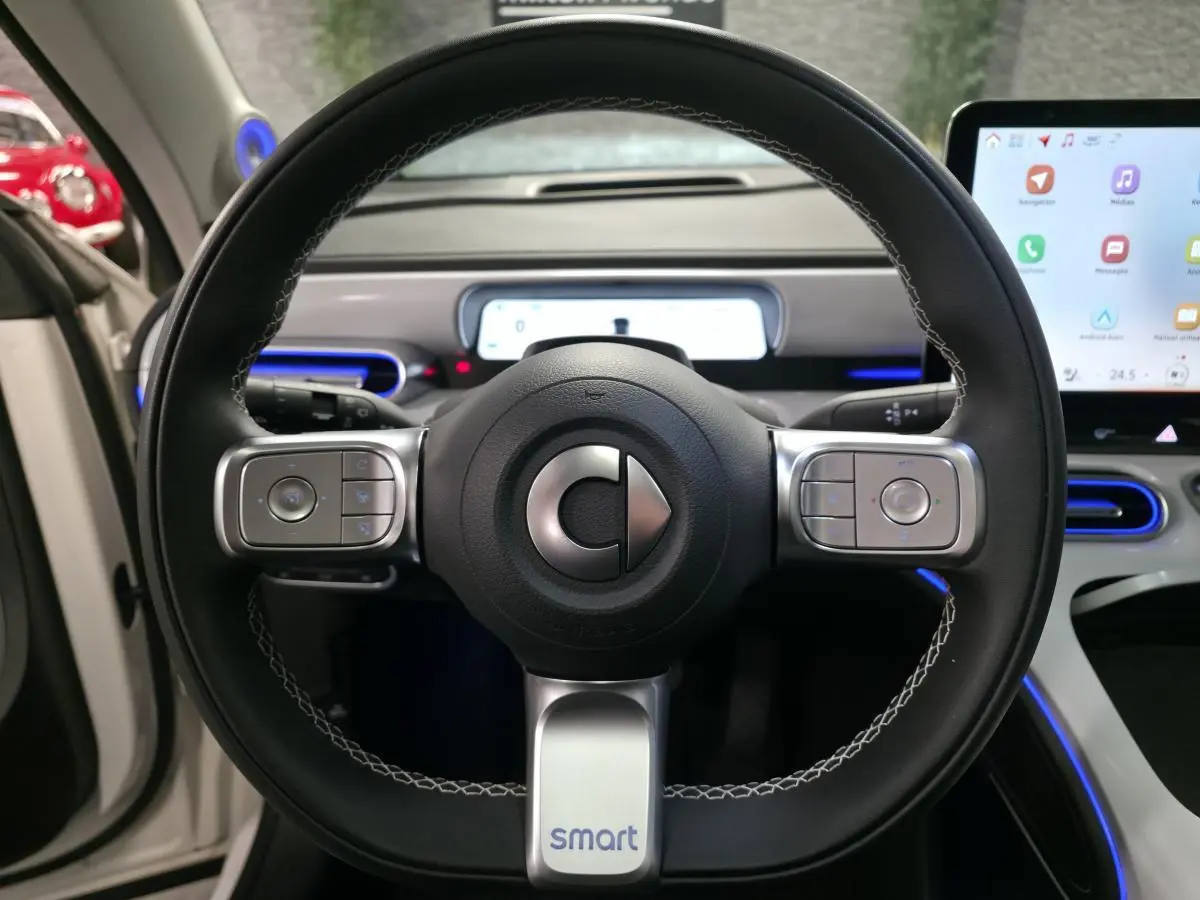 Vue rapprochée du volant cuir multifonction du Smart #1 blanc 2024 avec tableau de bord numérique et écran tactile.