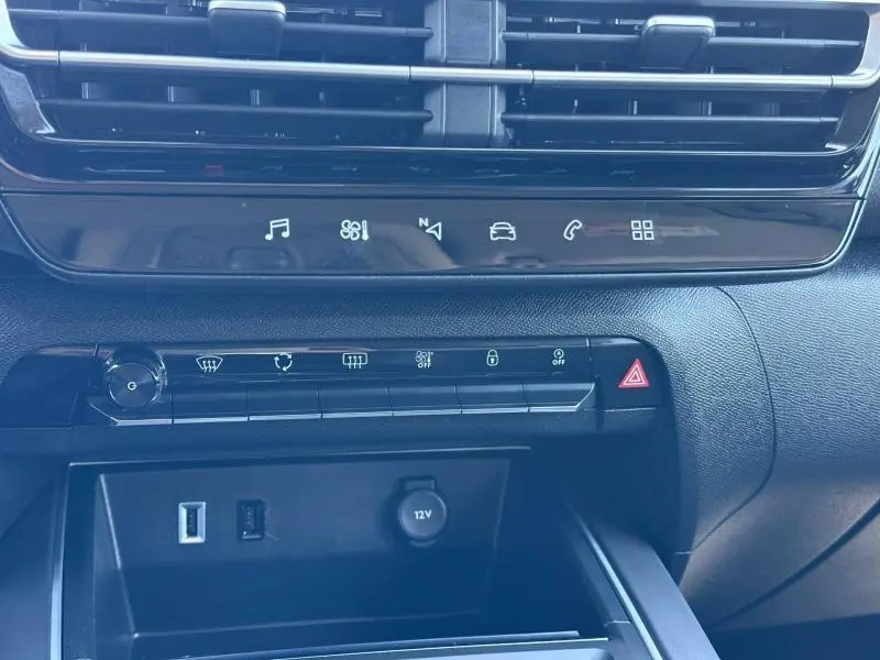 Vue rapprochée de la console centrale du Citroën C5 Aircross gris acier, avec commandes tactiles et prises USB visibles.