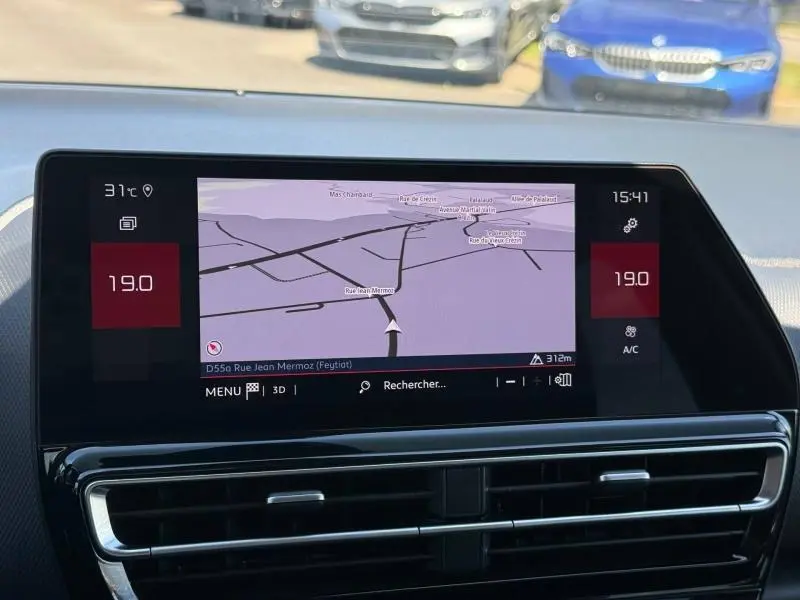 Écran tactile central du tableau de bord du Citroën C5 Aircross gris acier, affichant la navigation GPS.
