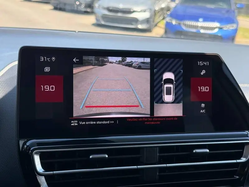 Écran tactile intérieur du Citroën C5 Aircross gris acier montrant la caméra de recul et l'aide au stationnement.