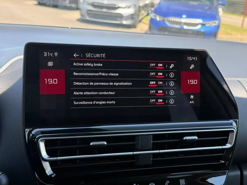 Écran tactile central du Citroën C5 Aircross gris acier, affichant les réglages de sécurité du véhicule.