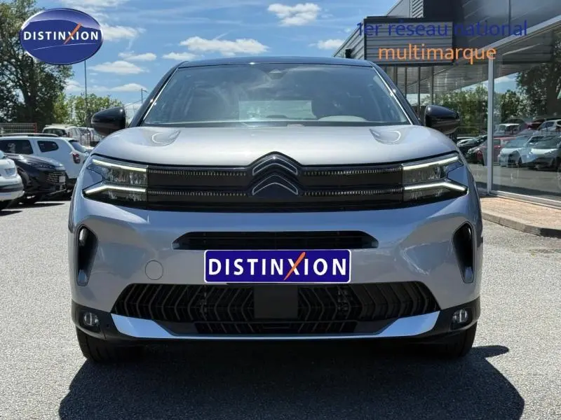 Vue avant d'un Citroën C5 Aircross 1.2 Hybride gris acier avec calandre noire et phares LED fins.