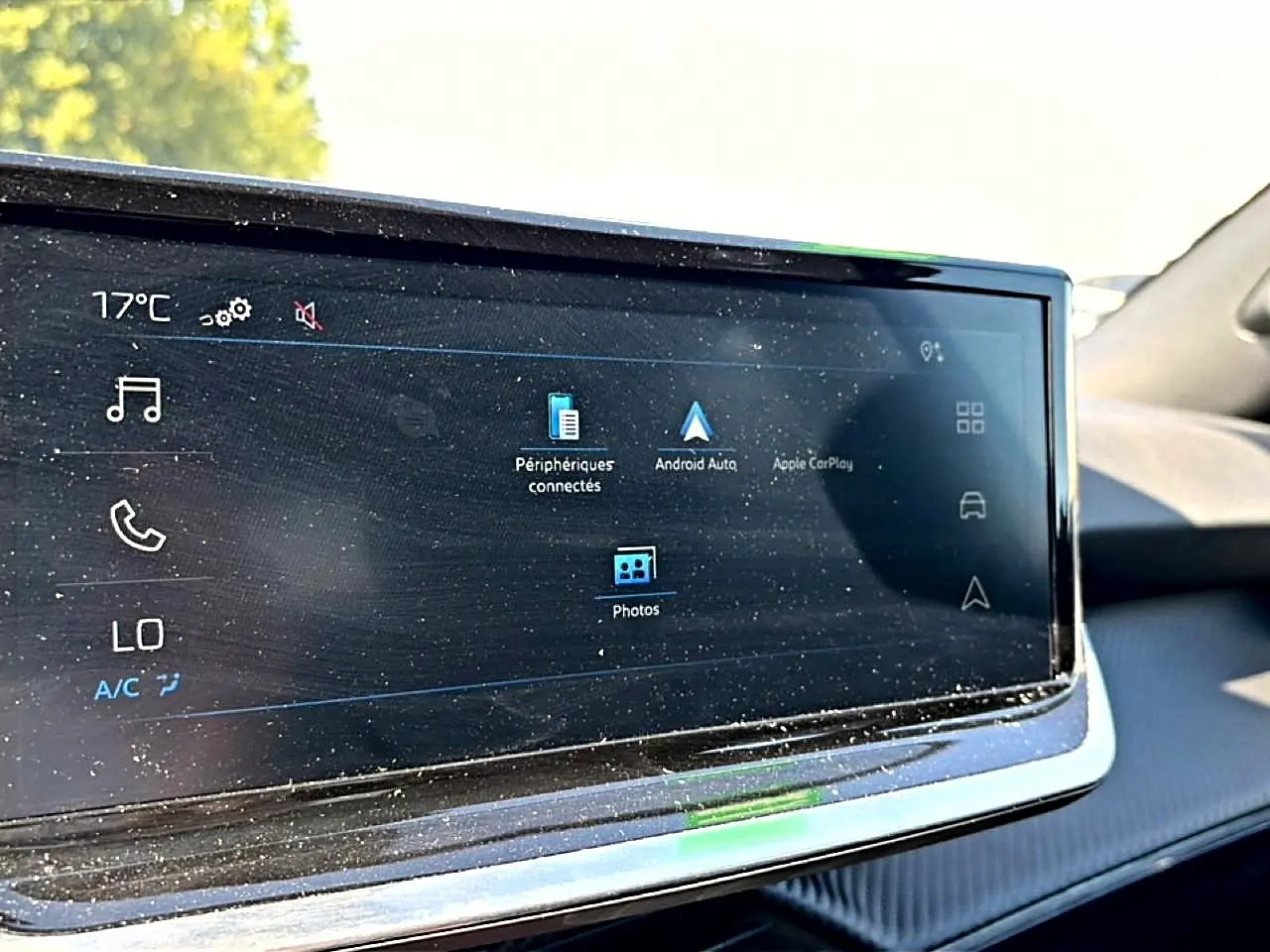 Écran tactile multifonction du tableau de bord de la Peugeot 2008 gris, affichant Android Auto et options connectées.