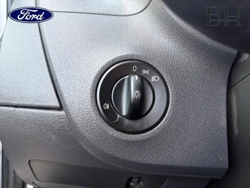 Gros plan sur le bouton de commande des phares dans l’habitacle d’un Mercedes Citan 108 CDI Compact blanc, 2017.