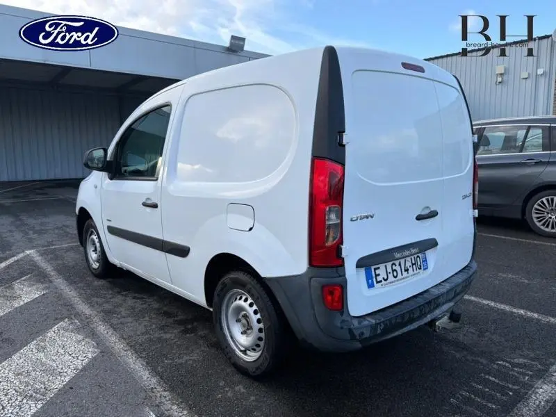 Vue 3/4 arrière droite d’un utilitaire Mercedes Citan 108 CDI Compact blanc avec portes arrière battantes et pare-chocs noirs.
