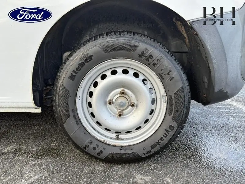 Gros plan sur la roue avant droite d'un Mercedes Citan blanc, montrant la jante acier et le pneu Kleber.