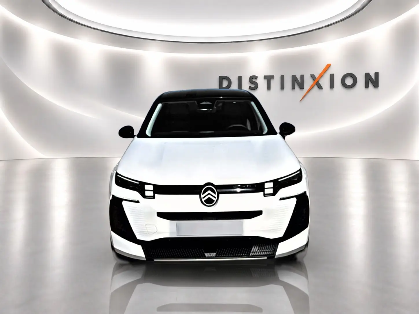 Vue de face du Citroën C5 Aircross 2026 blanc avec toit noir, calandre et phares LED distinctifs.